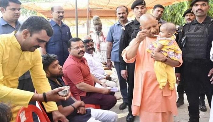 दिव्यांग सफाईकर्मी की पुत्री का सीएम योगी ने कराया अन्नप्राशन
