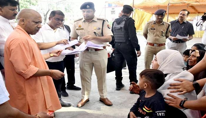 जनता दर्शन में सीएम योगी ने सुनीं लोगों की समस्याएं