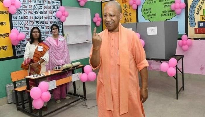 Nikay Chunav: सीएम योगी बने अपने बूथ के पहले वोटर