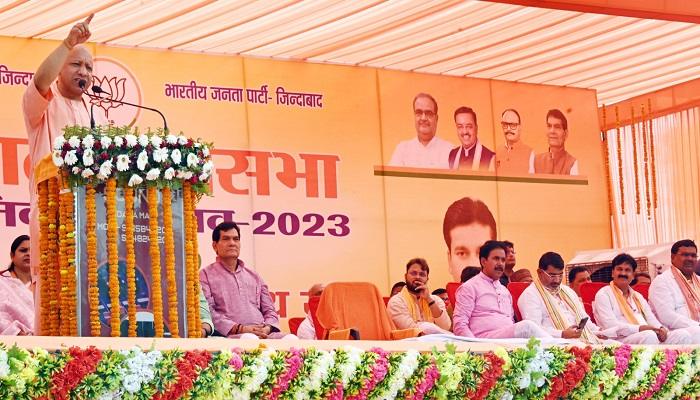 बुआ-बबुआ ने युवाओं को अराजकता का लाइसेंस बांटा: सीएम योगी
