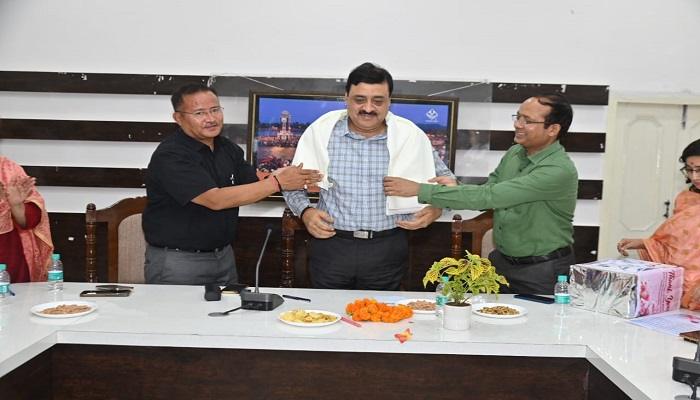 सम्मान समारोह में बाेले जिलाधिकारी, मैंने कभी चुनौतियों की परवाह नहीं की