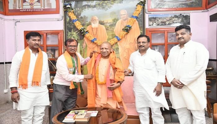 नवनिर्वाचित महापौर डॉ मंगलेश ने लिया सीएम योगी से आशीर्वाद