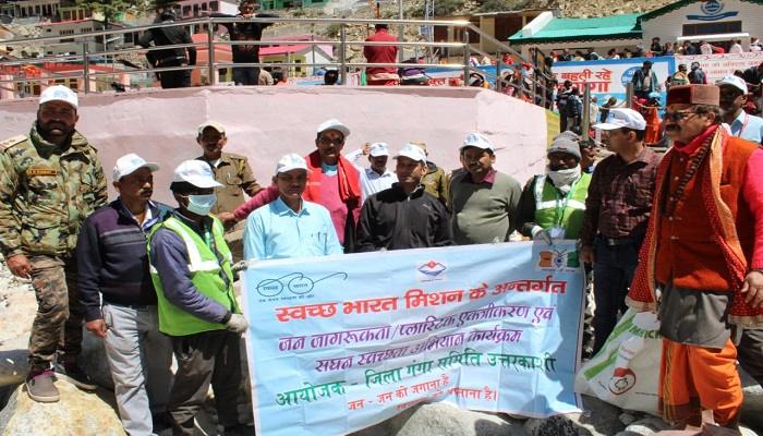 गंगोत्री धाम में चलाया गया बृहद स्तर पर स्वच्छता अभियान