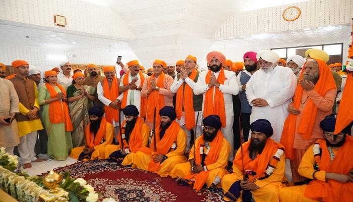 सीएम और राज्यपाल ने हेमकुंड साहिब के लिए सिख श्रद्धालुओं के पहले जत्थे को किया रवाना