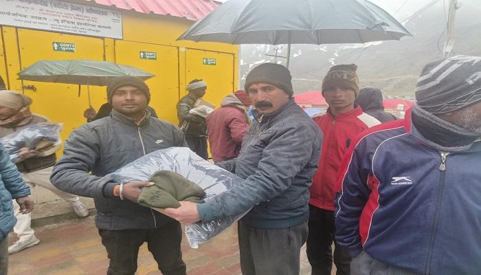 केदारनाथ धाम में पर्यावरण मित्रो को DM मयूर दीक्षित उपलब्ध कराएं जरूरी सामग्री