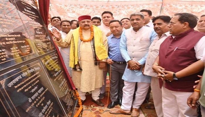 सतपाल महाराज ने किया निर्माण कार्यों का लोकार्पण, बांटी सामग्री