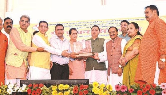 धामी ने डा.चौधरी को किया सम्मानित