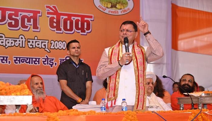 विहिप की बैठक में मुख्यमंत्री धामी ने लिया संतों का आशीर्वाद