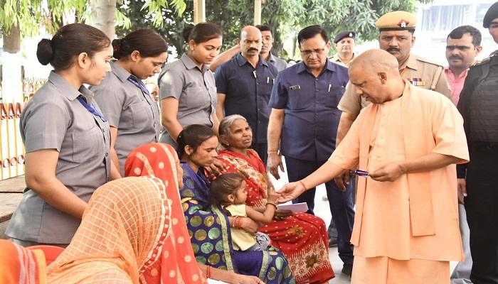 जनता दर्शन में सीएम योगी ने सुनीं 100 लोगों की समस्याएं