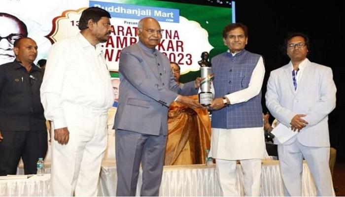 सीएम योगी को भारतरत्न डॉ अंबेडकर अवार्ड से किया सम्मानित