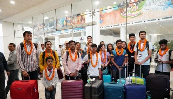 मणिपुर से छात्र-छात्राएं सकुशल लौटे दून, एयरपोर्ट पर किया स्वागत