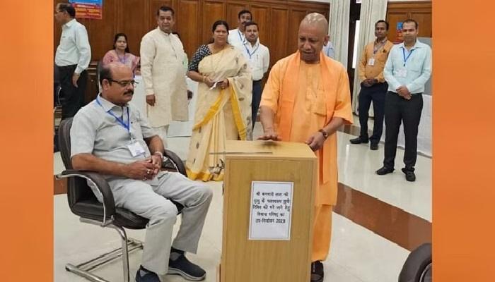 योगी की रणनीति से दोनों सीटों पर फहराया भगवा