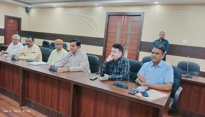 जिलाधिकारी की अनुमति के बगैर कोई भी विभाग सड़क की खुदाई नहीं करेगा : एके शर्मा
