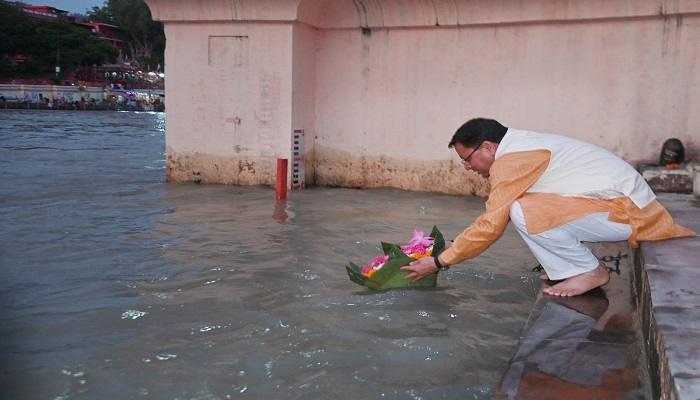 सीएम धामी ने गंगा पूजन कर लिया आशीर्वाद