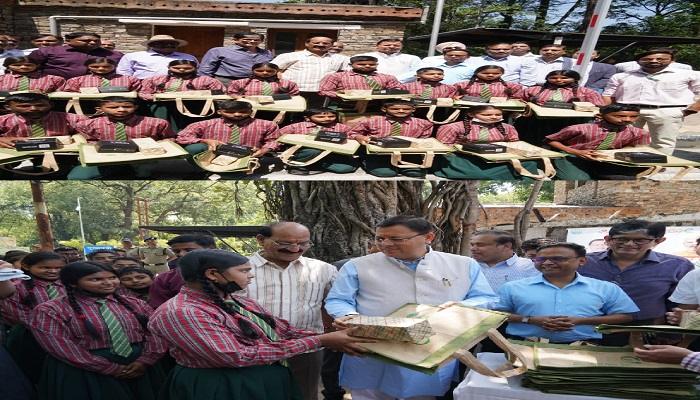 सीएम धामी ने किया पौधारोपड़, स्कूली बच्चों को बांटे जूट के बैग