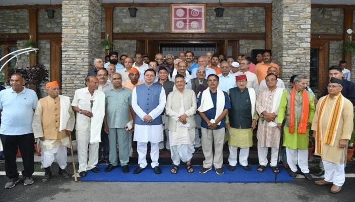 सीएम धामी ने लोकतंत्र सेनानियों को किया  सम्मानित