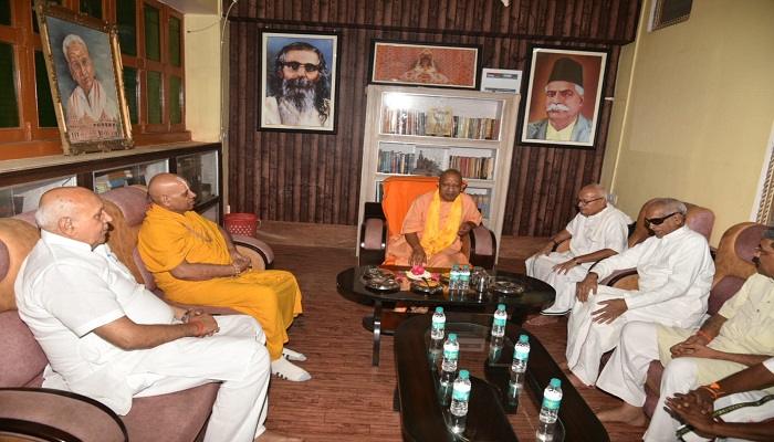 संतों से मिले सीएम, जाना हालचाल