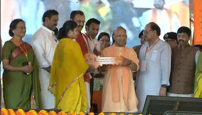 माफिया अतीक से मुक्त भूमि पर बने आवासों का सीएम योगी ने किया लोकार्पण, लाभार्थियों को सौंपी चाबी