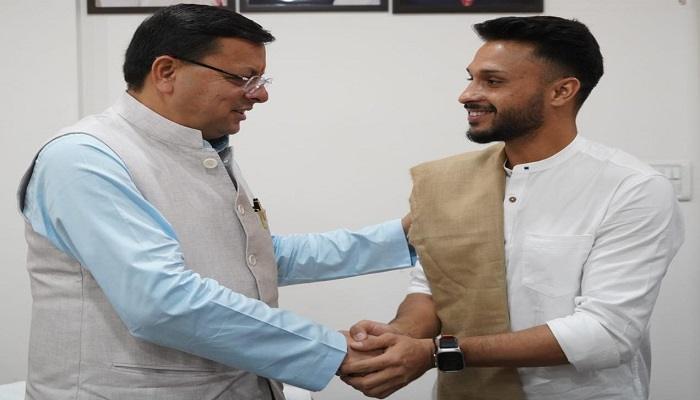 सीएम धामी से क्रिकेटर आकाश मधवाल ने की भेंट