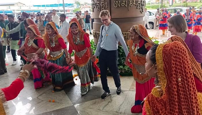 G-20 सम्मेलन में प्रतिभाग करने जौलीग्रांट एयरपोर्ट पहुंचा प्रतिनिधिमंडल, स्थानीय गीतों पर थिरके