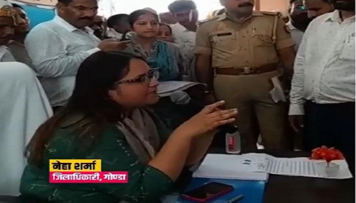 डीएम नेहा शर्मा ने गांव में लगाई चौपाल, सुनी लोगों की समस्या