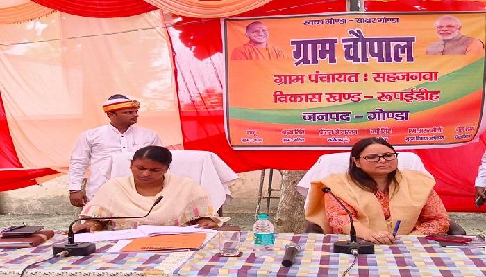 डीएम ने ग्राम चौपाल में सुनी समस्याएं, अधिकारियों को दिए ये सख्त निर्देश