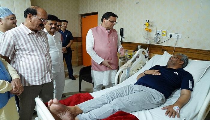 मुख्यमंत्री ने अस्पताल पहुंच कर त्रिवेन्द्र सिंह रावत की ली कुशलक्षेम