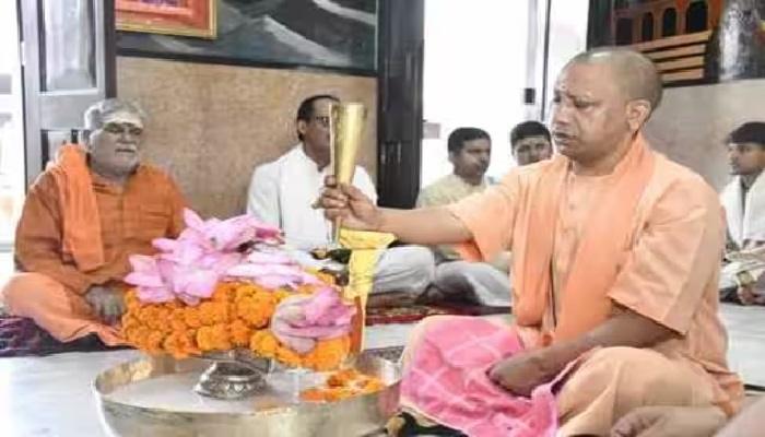 सीएम योगी ने किया रुद्राभिषेक, भोलेनाथ से की लोकमंगल की प्रार्थना