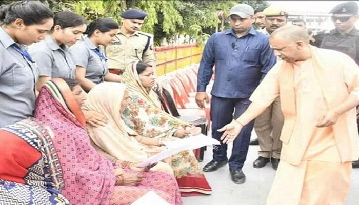 जनता दरबार में आए बच्चों का सीएम योगी ने किया दुलार, पढ़ने के लिए किया प्रेरित