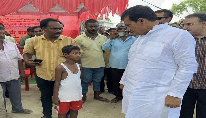 ऊर्जा मंत्री ने ने विद्युत व्यवस्था और आपूर्ति को लेकर ग्रामीणों से की वार्ता