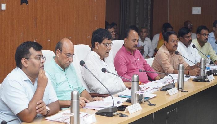 जनपदवासियों की समस्यायों के समाधान के लिए नियमित जनसुनवाई करें अधिकारी: एके शर्मा