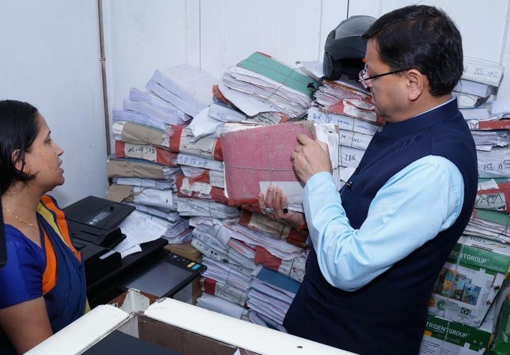 भूमि दस्तावेजों में फर्जीवाड़ा करने वालों के विरुद्ध सख्त कार्रवाई करें: सीएम धामी