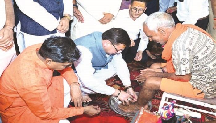 सीएम धामी ने कांवड़ियों के चरण धोकर किया स्वागत