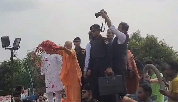 सीएम योगी ने कांवड़ियों पर की पुष्पवर्षा