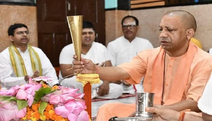 सीएम योगी ने जनकल्याण के लिए किया रुद्राभिषेक
