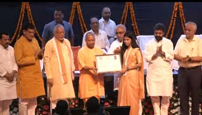 सीएम योगी ने सात सौ अधिकारियों को दिया नियुक्ति पत्र