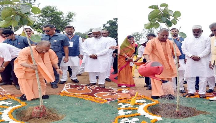 वृक्षारोपण महाभियान का शुभारंभ करते हुए मुख्यमंत्री ने स्कूली बच्चों को वितरित किये पौधे