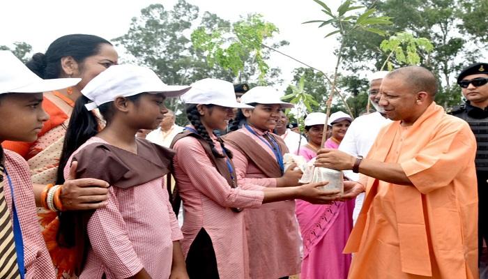 योगी सरकार ने रचा इतिहास, यूपी में एक दिन में 30 करोड़ से अधिक पौधे रोपे गये