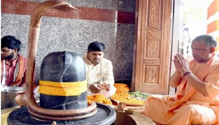 सीएम योगी ने मानसरोवर मंदिर में जनकल्याण के लिए किया रुद्राभिषेक