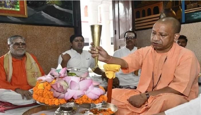 सीएम योगी ने किया रुद्राभिषेक, जनकल्याण के लिए की प्रार्थना