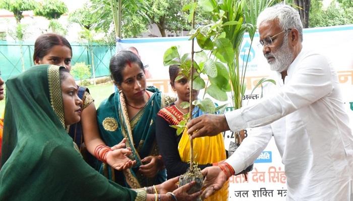 नमामि गंगे एवं ग्रामीण जलापूर्ति विभाग ग्रामीण क्षेत्रों में लगाएगा 1 करोड़ फलदार वृक्ष