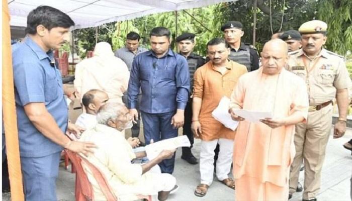 जनता दर्शन में सीएम योगी ने दिलाया न्याय का भरोसा