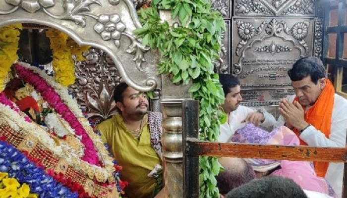 एके शर्मा ने मां विंध्यावासिनी की पूजन अर्चन कर देश की तरक्की की कामना की