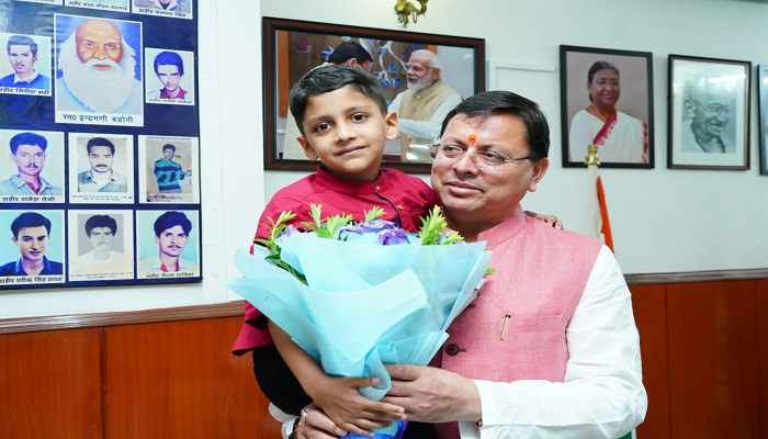सीएम धामी ने सबसे कम उम्र के शतरंज खिलाड़ी तेजस को किया सम्मानित