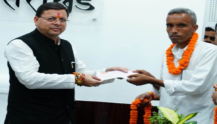 सीएम धामी ने व्यासी जल विद्युत परियोजना की क्षतिपूर्ति भूमि मुआवजे की धनराशि की वितरित