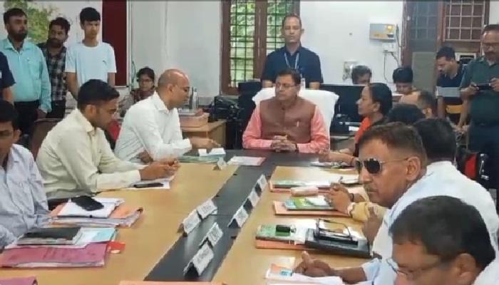 गौरीकुंड हादसे के बाद सीएम धामी पहुंचे आपदा परिचालन केंद्र