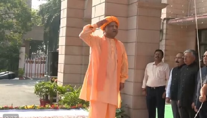 सीएम योगी ने किया ध्वजारोहण, बोले- आज हम सब देख रहे हैं एक नए भारत को