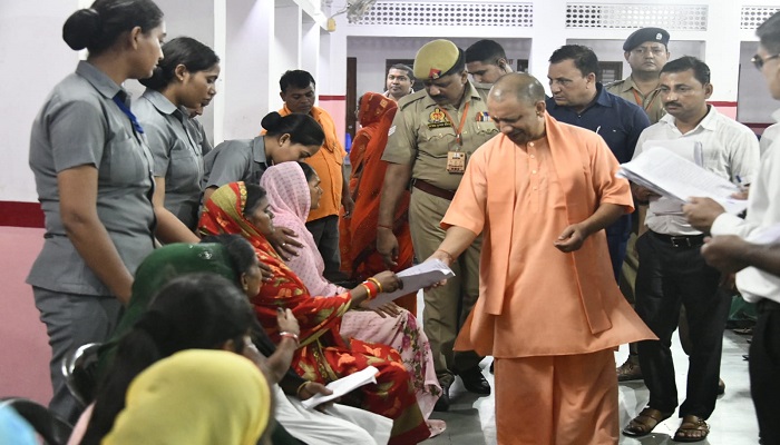 सीएम योगी ने जनता दर्शन में सुनी लोगों की समस्याएं, त्वरित निस्तारण के दिए निर्देश