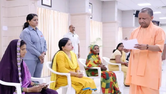 जनता दर्शन में योगी बोले, जनसमस्याओं का निस्तारण हमारी सर्वाेच्च प्राथमिकता