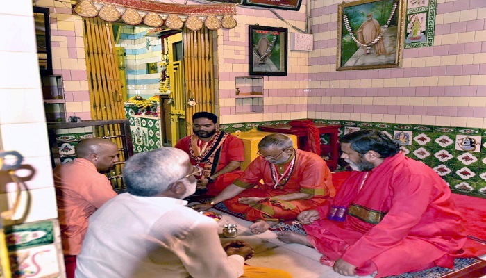 सीएम योगी ने माता पीतांबरा के किए दर्शन, वनखंडेश्वर महादेव पर किया जलाभिषेक